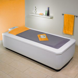 mesa de hidromasaje con chorro de agua