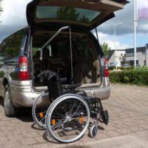 brazo elevador para silla de ruedas para coche / eléctrico / abatible / montado en barra