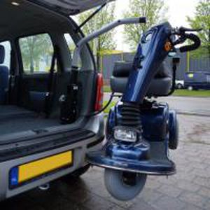 brazo elevador para silla de ruedas para coche / eléctrico / abatible / montado en barra