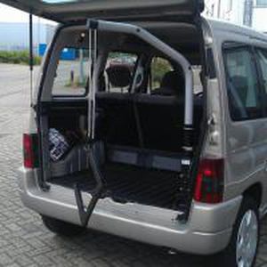 brazo elevador para silla de ruedas para coche / eléctrico / abatible / montado en barra