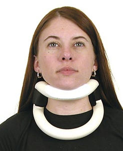 collarín cervical rígido / con abertura de traqueotomía / C3 / para adulto