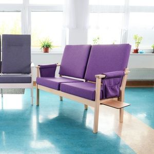 asiento con estructura modular con reposabrazos