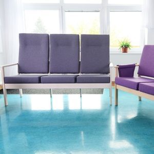 asiento con estructura modular con reposabrazos