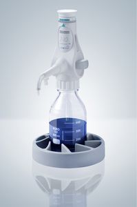 dispensador sobre frasco de laboratorio