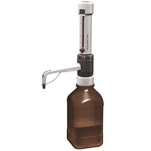 dispensador sobre frasco de laboratorio