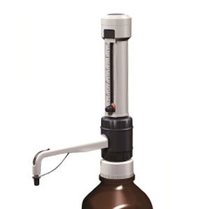 dispensador sobre frasco de laboratorio