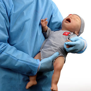 maniquí de prácticas para atención pediátrica