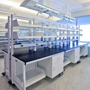 mesa de laboratorio con estantes