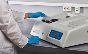 analizador de bioquímica semiautomático / para diagnóstico clínico / de mesa / con análisis inmunoturbidimétrico
