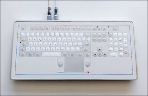 teclado con alfombrilla táctil