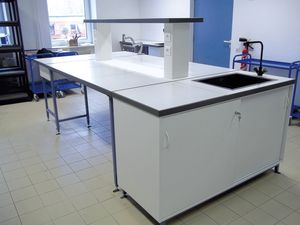 mesa de laboratorio con fregadero
