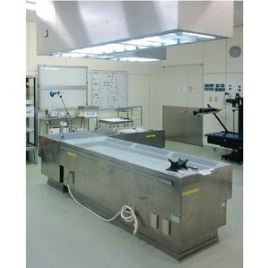 sala de autopsia para riesgos infecciosos