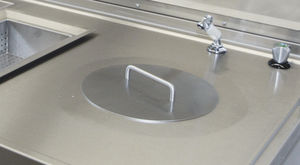 mesa de laboratorio con fregadero