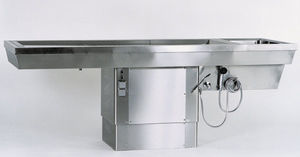 mesa de autopsia de medicina legal