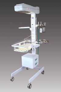 mesa de reanimación neonatal con lámpara de fototerapia