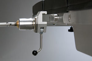 fijador para mesa de operaciones de acero inoxidable 1