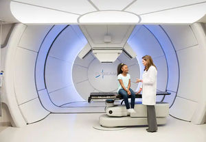 ciclotrón para terapia de protones con mesa de posicionamiento robotizado