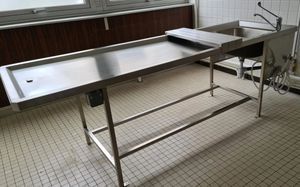 mesa de autopsia de laboratorio