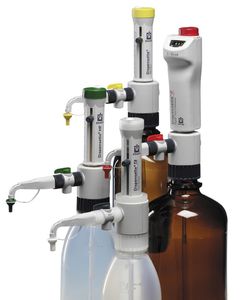 dispensador sobre frasco de laboratorio