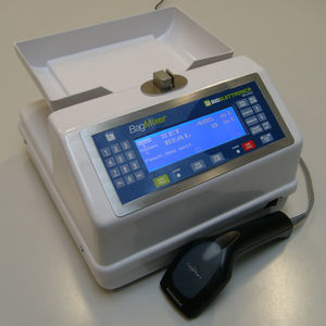 monitor estándar de recogida de sangre con lector de códigos de barras
