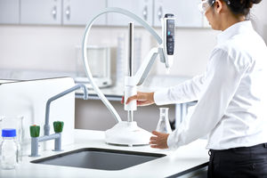 dispensador de agua de laboratorio