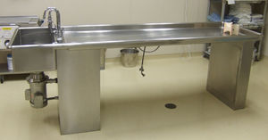 mesa de autopsia / rectangular / con sistema de aspiración / con fregadero
