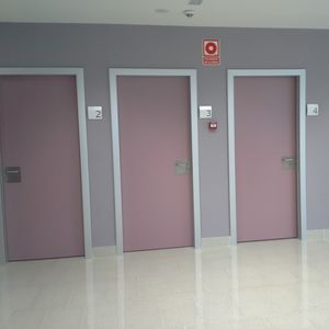 Puerta abatible - Soleco - para centro sanitario