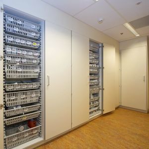 armario de hospital / con estantes / modular