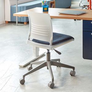 silla de oficina con reposabrazos