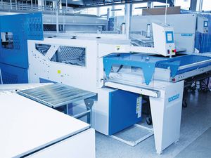 dobladora de sábanas con sistema de apilamiento