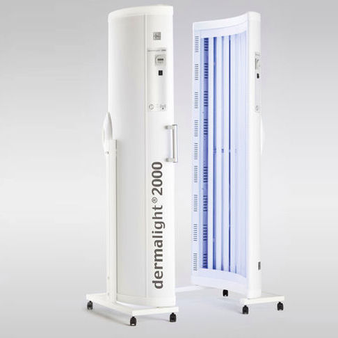 Lámpara de fototerapia dermatológica - dermalight® 2000 - Dr. Hönle Medizintechnik - con ruedas / UV-B