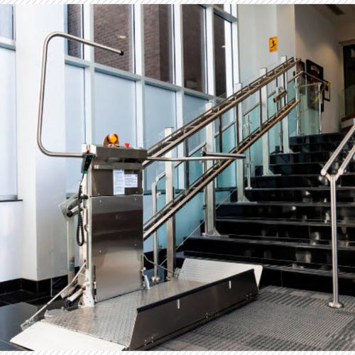 Plataforma elevadora para silla de ruedas - Delta - Savaria - montada en escalera