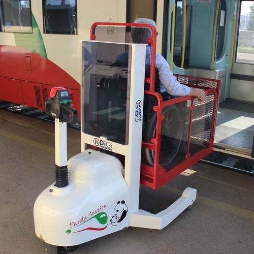 Plataforma elevadora para silla de ruedas - PANDA  - DiGi Project - montada en vehículo