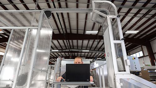Transportador con cadena - Körber Pharma - para la industria farmacéutica / aéreo / modular