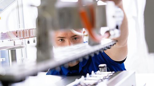 Sistema de embalaje automático - Körber Pharma - de pie / modular / de transportador