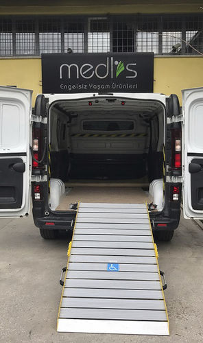 Rampa de acceso para coche - Swivel  - Medlis Ramps - fijada al vehículo