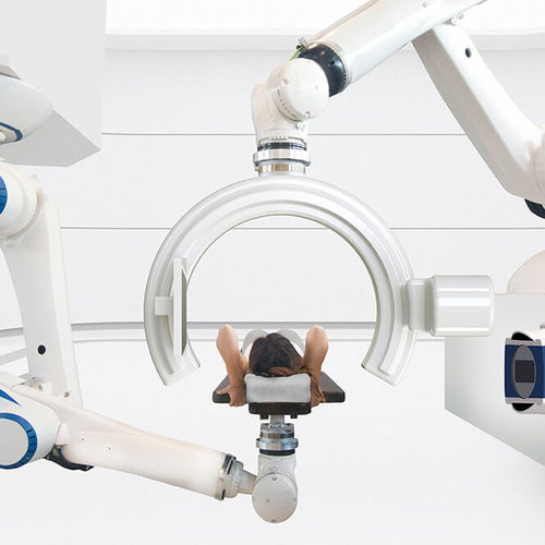 Acelerador lineal para terapia de protones con mesa de posicionamiento robotizado - ERHA - ITEL Telecomunicazioni