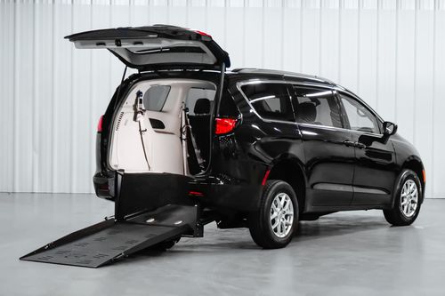 Vehículo para discapacitados monovolumen - 28684 - Freedom Motors USA - acceso posterior