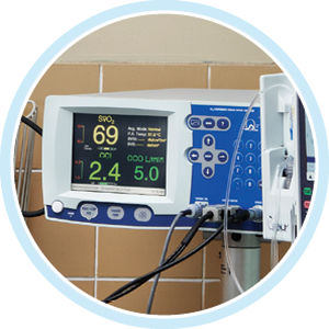 Monitor multiparamétrico de mesa - Q2 Plus™  - ICU Medical - ECG / PNI / SpO2