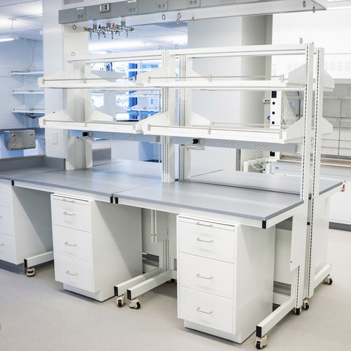 Mesa de laboratorio móvil - Sigma Carts™ - Mott Manufacturing - con estantes
