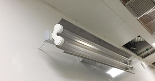 Lámpara germicida - AMENSCO MEDICAL TECHNOLOGIES - médica / UV / de pared