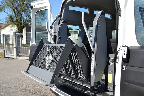 Plataforma elevadora para silla de ruedas - BBO 115.73 - Mariani Lift System - montada en vehículo