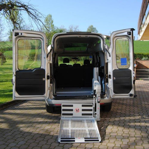 Plataforma elevadora para silla de ruedas - A255 series - Mariani Lift System - montada en vehículo