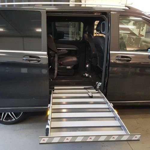 Plataforma elevadora para silla de ruedas - EP300 - Mariani Lift System - montada en vehículo