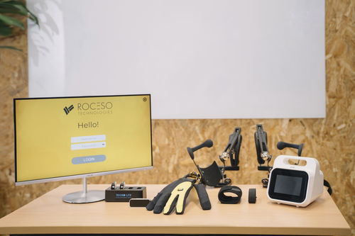 Sistema de rehabilitación de movilidad de la mano - EsoGLOVE™ Myo - Roceso Technologies - configurado para ordenador