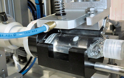 Etiquetadora de botellas - TNC-F - b+b Automations- und Steuerungstechnik GmbH - semiautomática