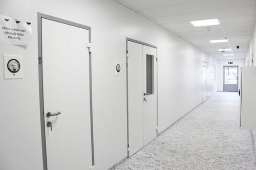 Puerta para sala de operaciones - 104.04 - FORCLEAN - abatible / de vidrio / doble