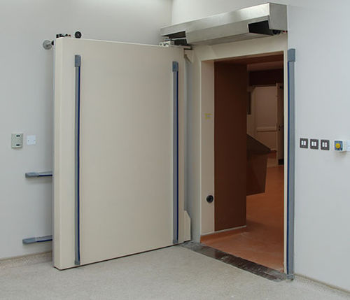 Puerta con blindaje - Woodmans Meditech - para radioterapia / para medicina nuclear / abatible