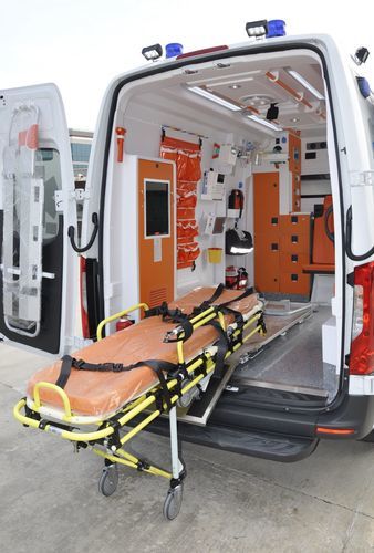 Furgón ambulancia - eos ambulance - con 4 camillas / con oxigenoterapia