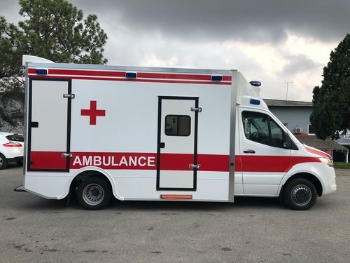 Ambulancia con cuerpo modular independiente - eos ambulance - con 4 camillas / con oxigenoterapia